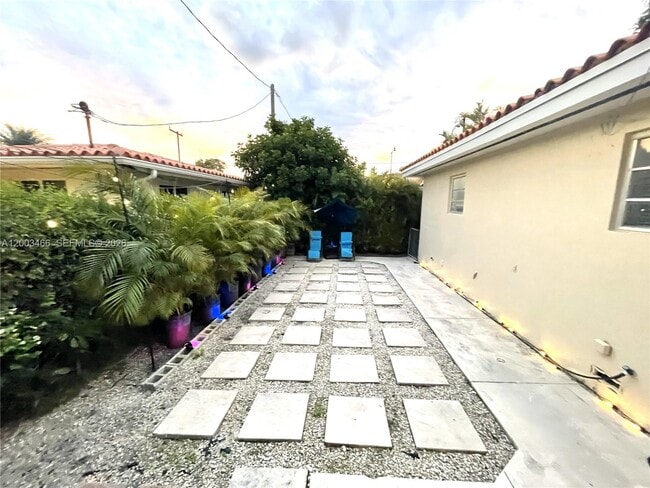 Building Photo - 1556 San Benito Ave