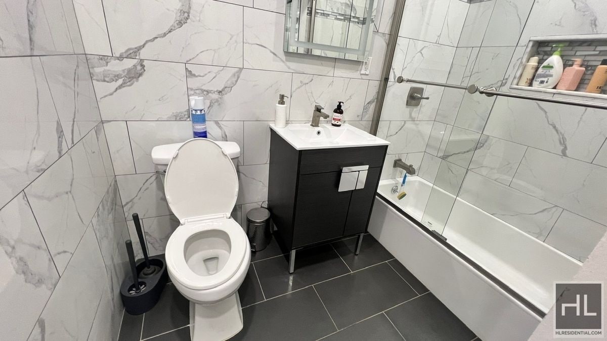 Building Photo - 629 E 83rd St