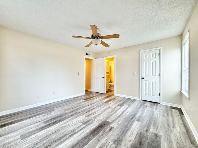 Building Photo - Immaculate 2 BR condo convenient to loop and I-40