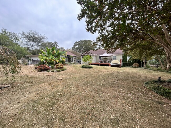 Building Photo - 3 Bed | 2 Bath Charmer | Detached Garage |...