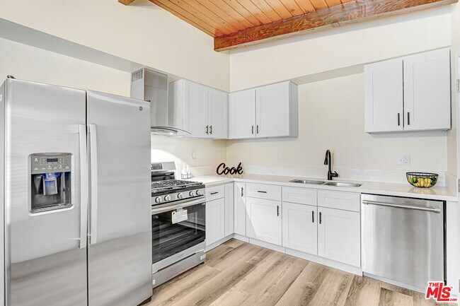 Building Photo - 13847 Aults Ave