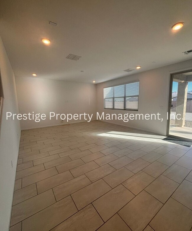 Building Photo - Beautiful 2/2 2-Story West Side Home With ...