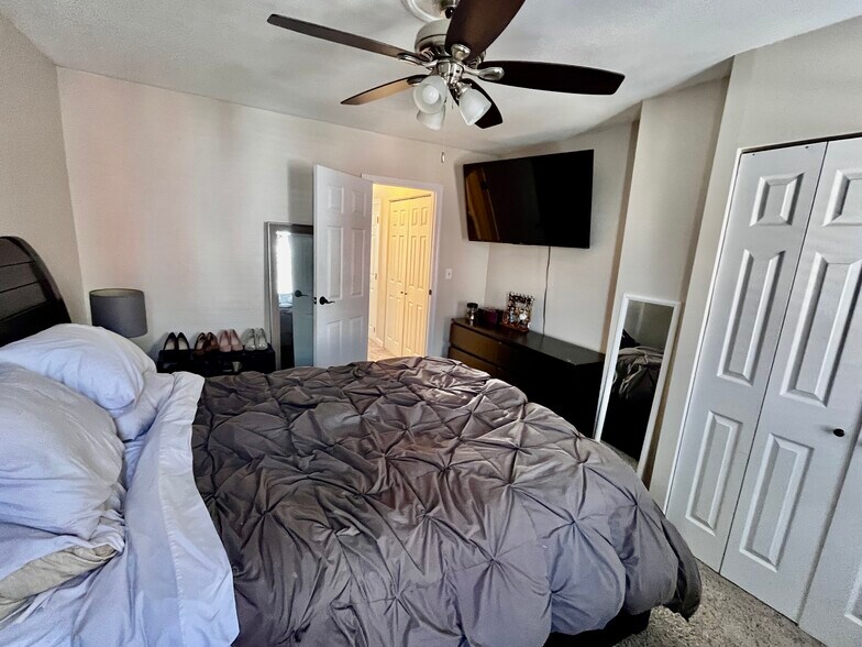 1st bedroom - 924 S Ellwood Ave