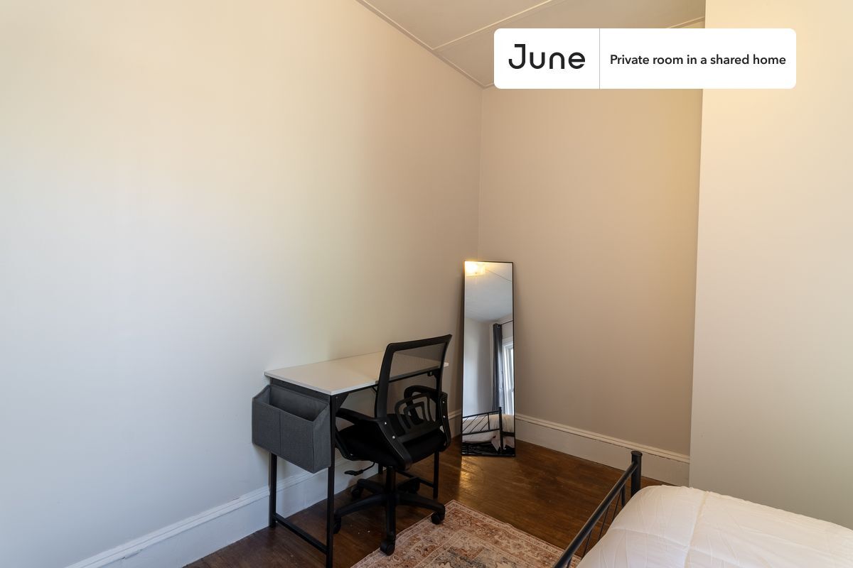 Building Photo - Private bedroom in 3 bed/1 bath Home