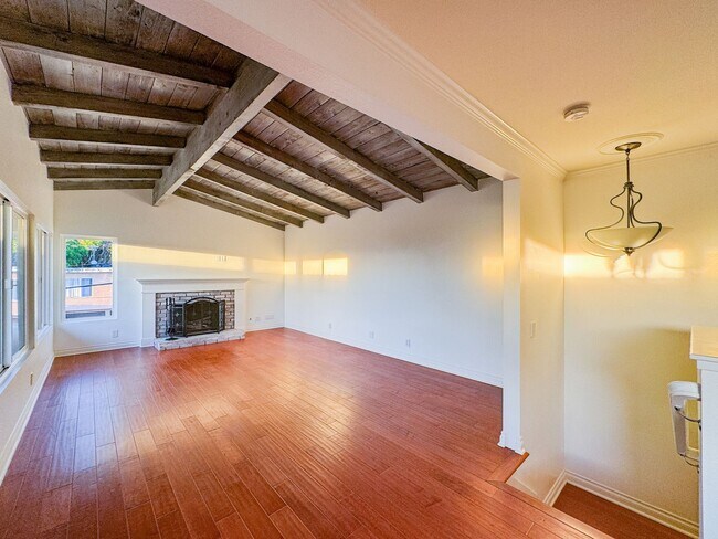 Building Photo - Beautiful 3 Beds 2 Baths Townhome in  Hermosa Beach