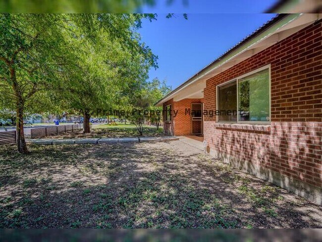 Building Photo - 351 E Encanto Dr