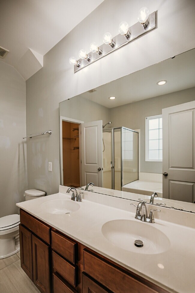 Building Photo - 4 Bed/2.5 Bath/Primary downstairs