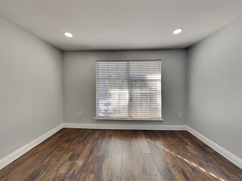 Building Photo - 3979 Versailles Dr