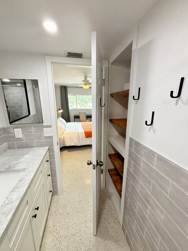 Building Photo - Fully Furnished 2 Bedroom 2 Bath St. Pete ...