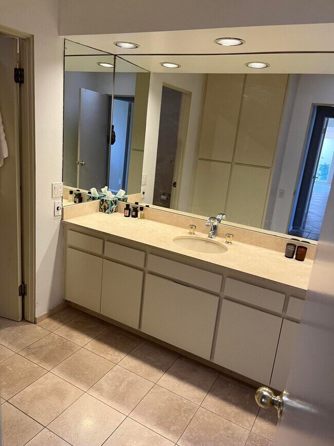 Building Photo - 555 W Baristo Rd