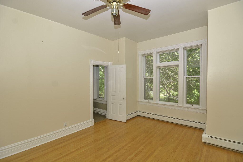 Building Photo - 1441 W Warner Ave