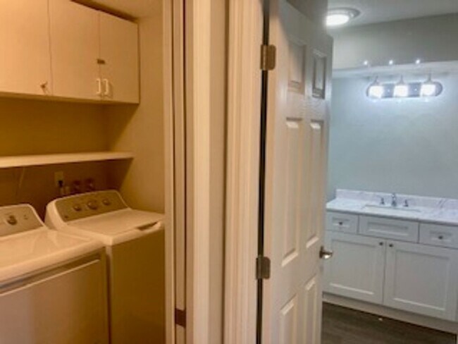 Building Photo - Waterfront condo with community pool!
