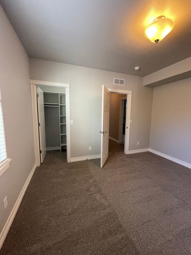 Building Photo - Start a Lease by 2/28/25 and pay $2,800 fo...