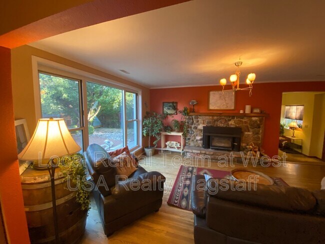 Building Photo - 1620 N Sunset Dr