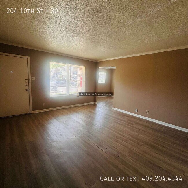 Building Photo - 204 N 10th St