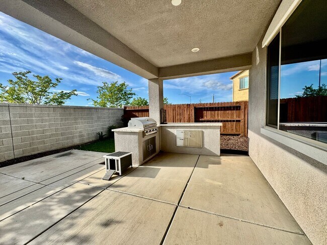 Building Photo - 5 YEARS NEW,  FORMER MODEL HOME BUILT BY LENNAR HOMES, 4 BED, 2.5 BATH, 2 CAR GARAGE