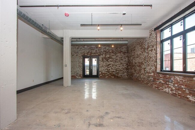 Building Photo - 190 Christopher Columbus Dr