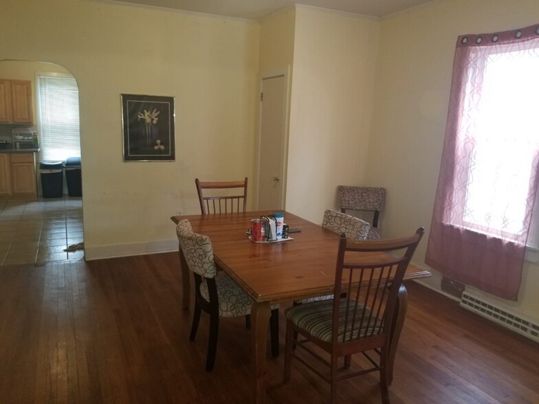 Building Photo - 4 E Broad St