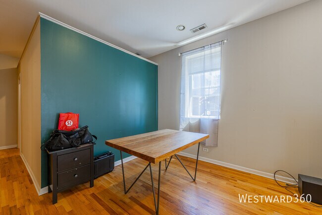 Building Photo - 1114 W Hubbard St