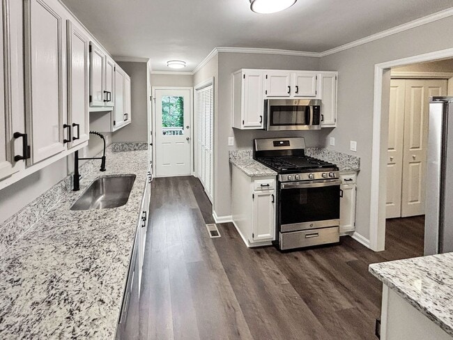 Building Photo - Charming Updated 2BR/2BA Duplex Close To E...
