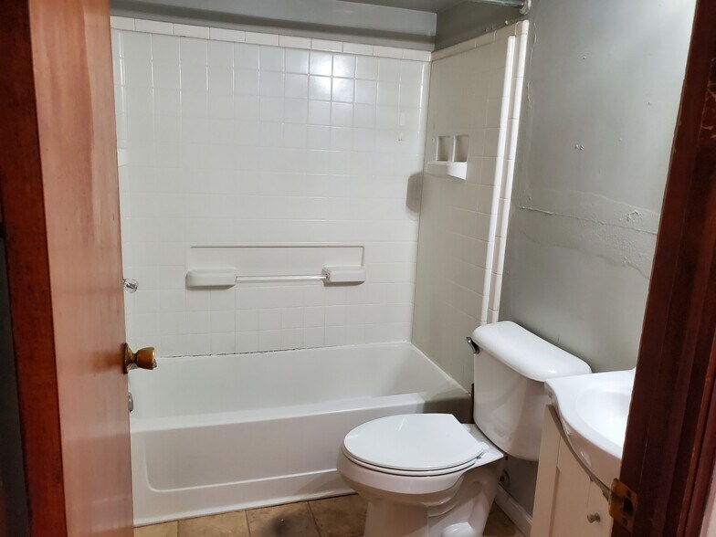 Building Photo - 163 Miron Ave