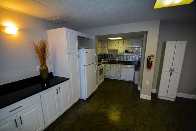 Building Photo - Villa Vista Condo  Available May 1st