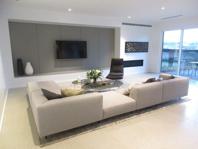 Building Photo - The Vista - 2 bed/2.5 bath Pearl District Condo w/parking/storage/concierge/most utilities/amenities