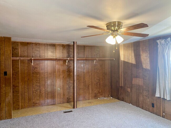 Building Photo - Large 3 bed 2 bath with fenced back yard