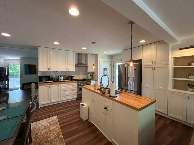Building Photo - Gorgeous updated furnished cottage!