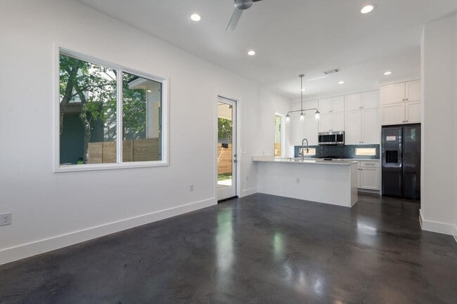 Building Photo - 2504 E 6th St