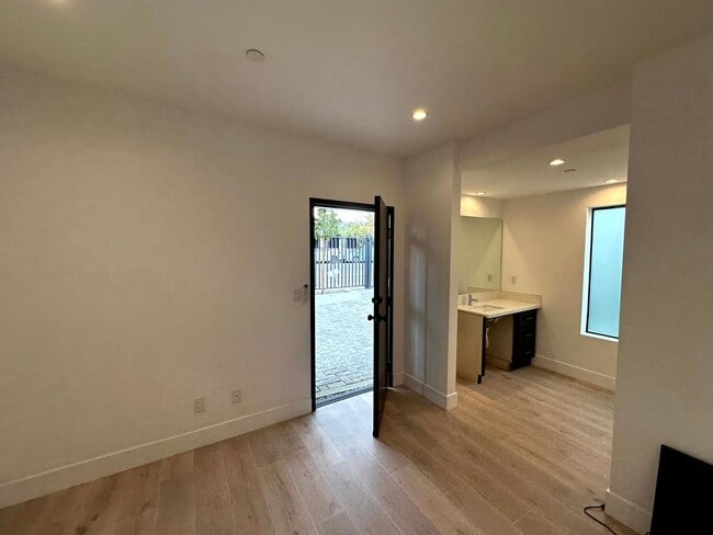 Building Photo - Beautiful Modern Luxury 4 Story Townhome -...