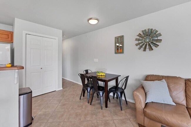 Building Photo - 730 E Mather St