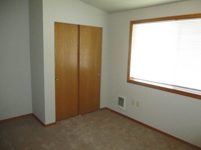 Building Photo - 2 bedroom 2 bath single story Duplex