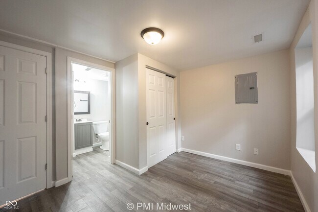 Building Photo - 955 N Traub Ave