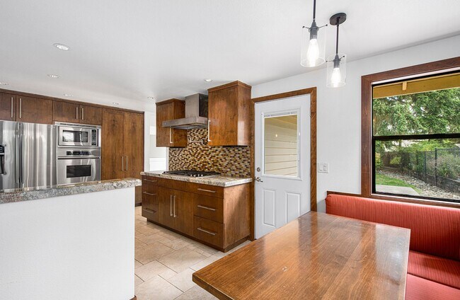 Building Photo - Spacious home in Lakemont Neighborhood!