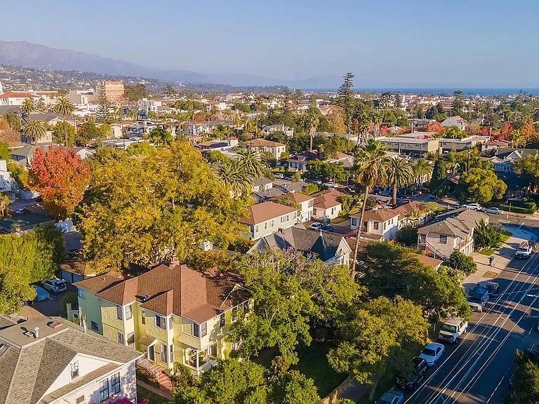 Aerial view - 1426 Bath St