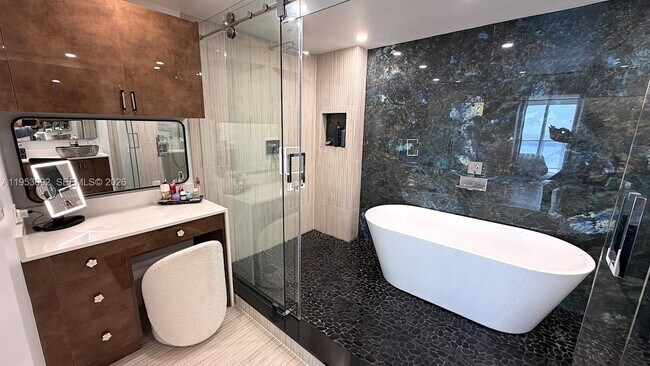 Building Photo - 465 Brickell Ave