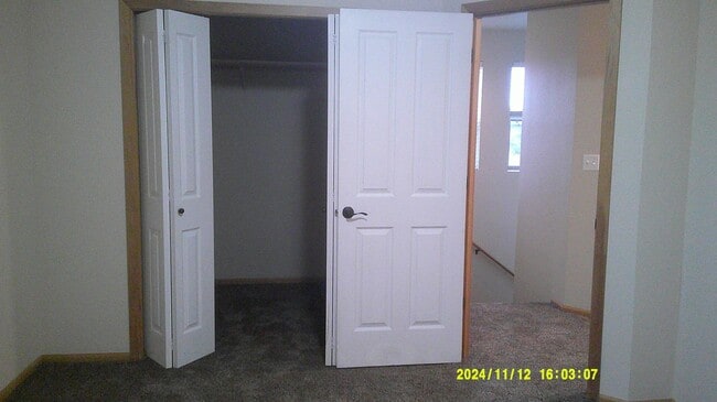 Building Photo - MOVE IN SPECIAL!! Spacious 3 bed 2.5 bath townhouse