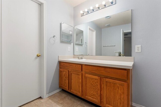 Building Photo - 1614 Wooded Acres Dr