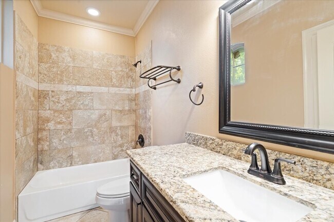 Building Photo - 1520 Amundsen St