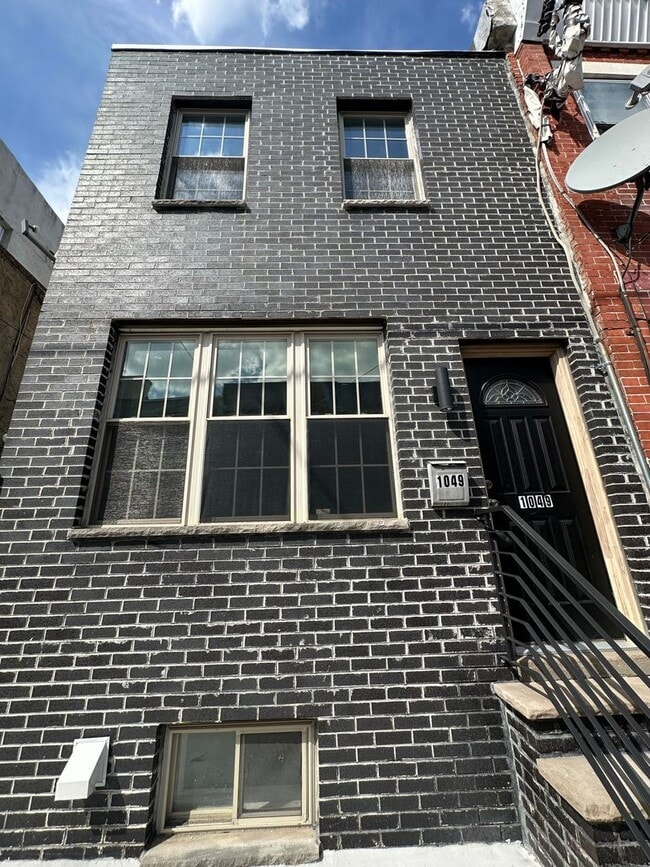Building Photo - 1049 Mercy St