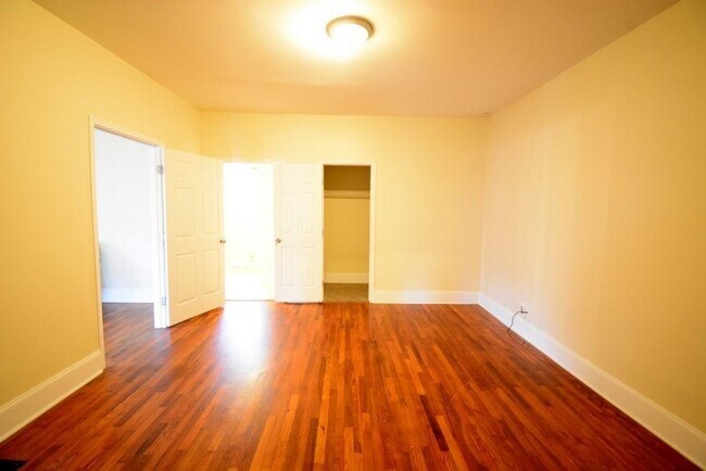 Building Photo - 1637 Columbia Dr