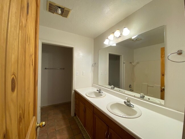Building Photo - 39 Spruce Dr