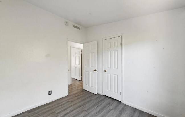 Building Photo - Charming Laurel District Apartment with Mo...