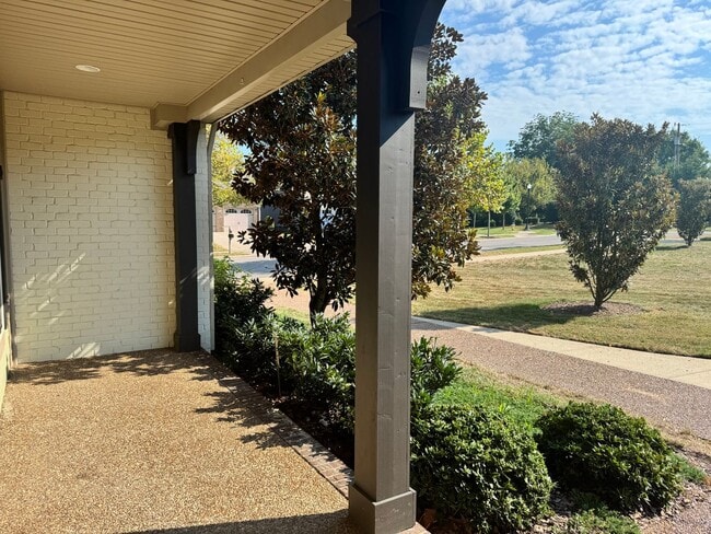 Building Photo - Beautiful 3BR Townhome in Franklin