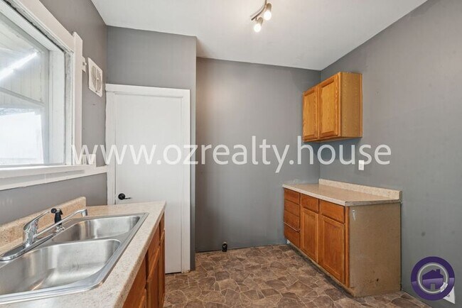 Building Photo - 4319 Parrakeet Ave