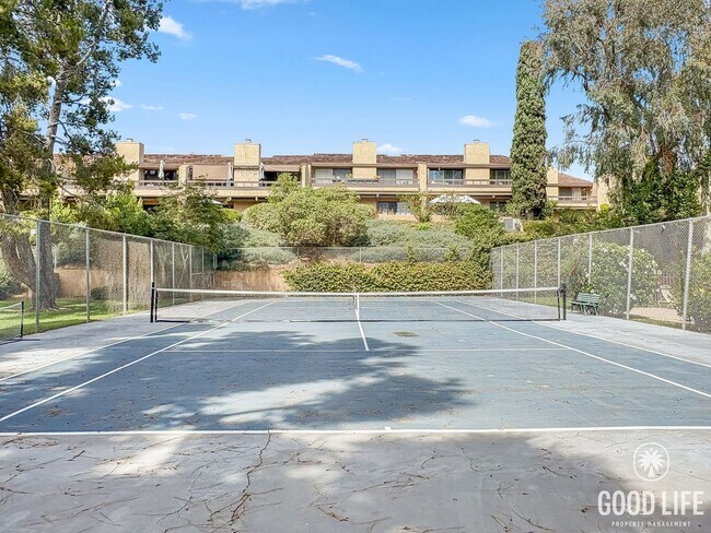 Building Photo - Beautiful 2B/2.5BA Townhome w/ Attached Ga...