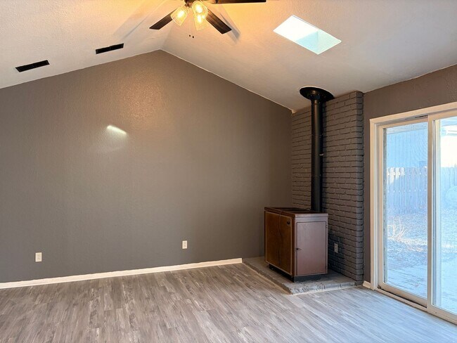 Building Photo - Lovely 3-Bedroom Ranch Style Home!