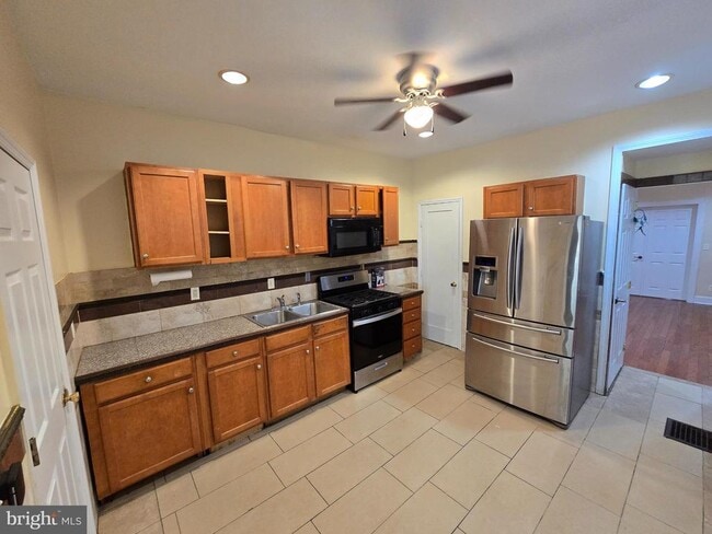 Building Photo - 147 W Douglass St