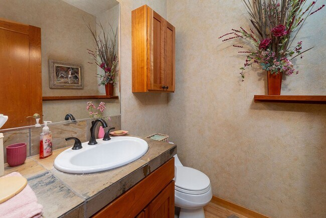 Building Photo - Move in special $1000 off first months rent / Gated Community in Awbrey Glen